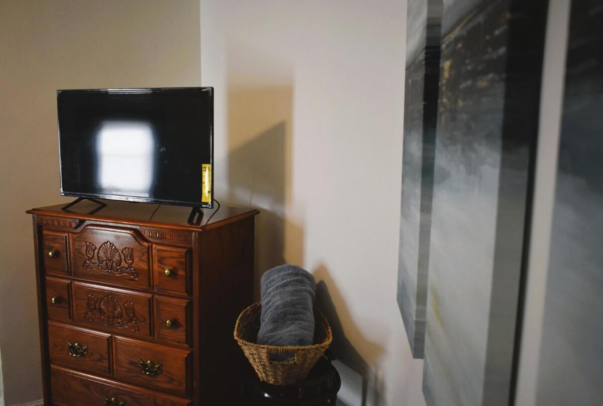 Downtown 1 Bdrm Oasis Apartment *