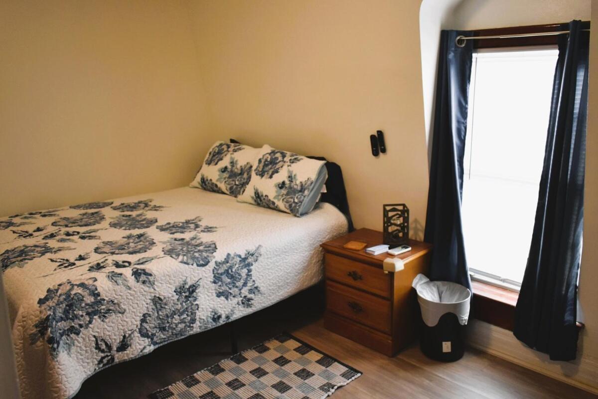 Downtown 1 Bdrm Oasis Apartment *